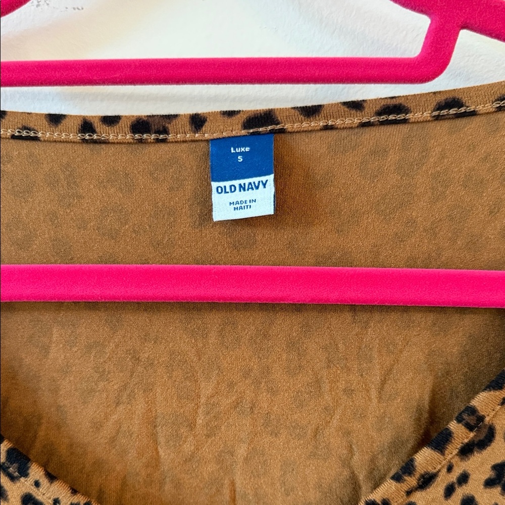 Old Navy Brown Leopard Print V-Neck Tee - Picture 2 of 3